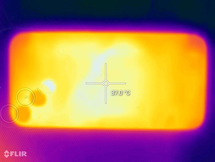 開啟錄影一小時後機身溫度。黃子倫攝