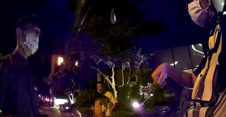 警方歷經千辛萬苦，終於將男童送到家長手中。警方提供