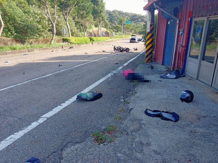 肇事現場汽機車零件散落一地，王姓騎士躺在地上一動也不動。讀者提供