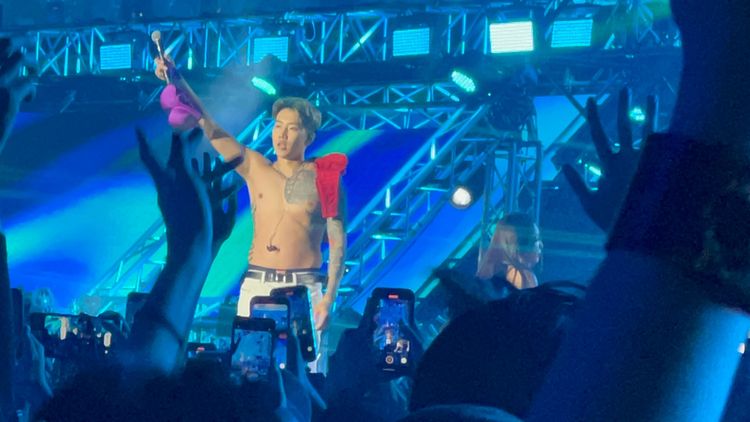 朴宰範把胸罩撿起來掛肩膀。讀者提供