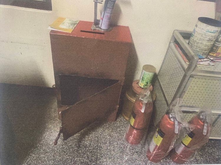 被破壞遭竊的香油錢箱。警方提供