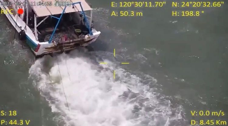 無人機清楚拍下新凱剩漁船在高美濕地外海違規拖網畫面。海巡署第三岸巡隊提供