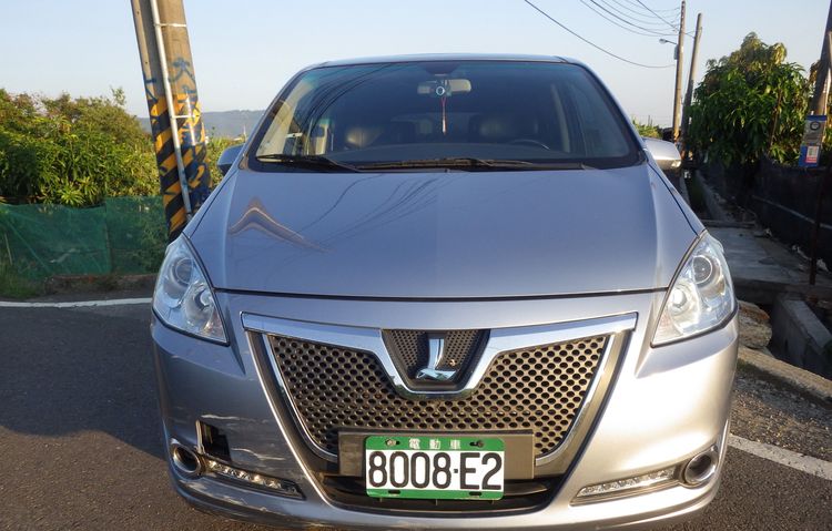 公務車的右前保險桿有擦撞痕跡。讀者提供