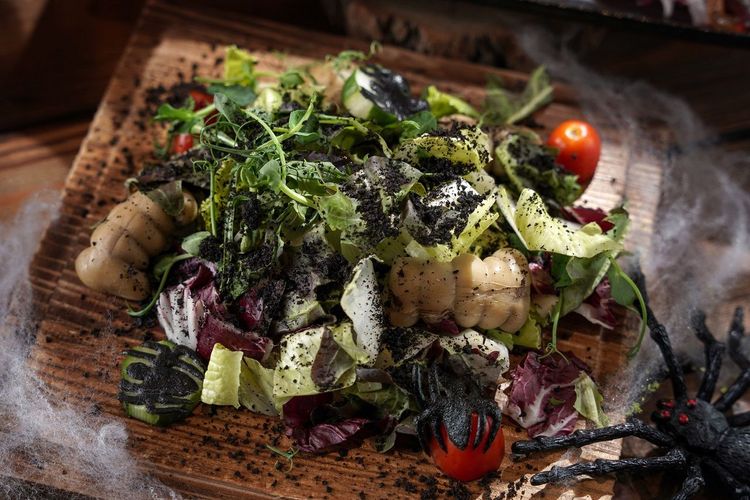 雲軒西餐廳推出萬聖節雙人套餐，圖為墳墓沙拉。業者提供