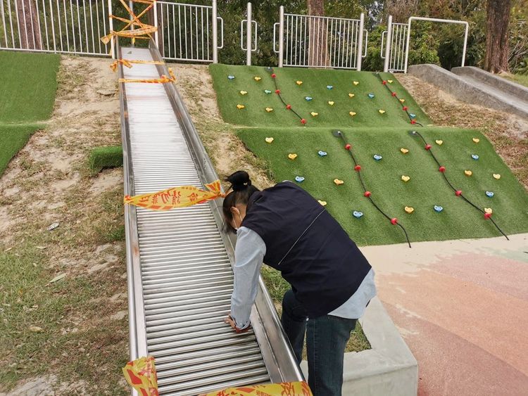 發生意外的溜滑梯已封閉、暫停使用。民眾提供