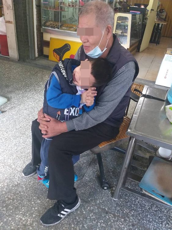 小捷最愛窩在爺爺懷裡。家屬提供