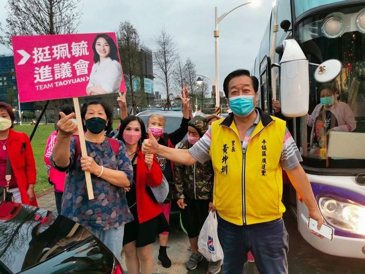 桃園市議員候選人游智彬與袁慧心到場蒐證鄭運鵬團隊當時包車動員的情況。游智彬提供