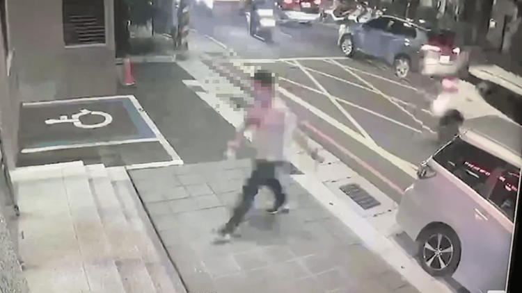 陳男將車開到福營派出所求援。新莊警分局提供