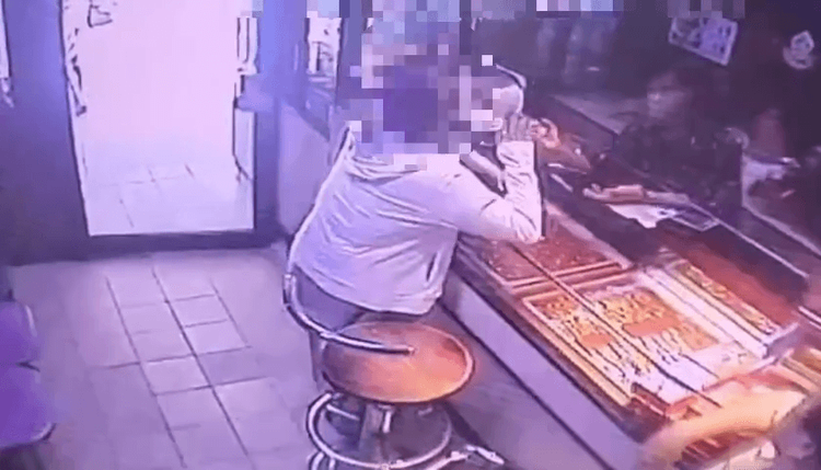 王女掏出玩具鈔被銀樓老闆識破。三重警分局提供