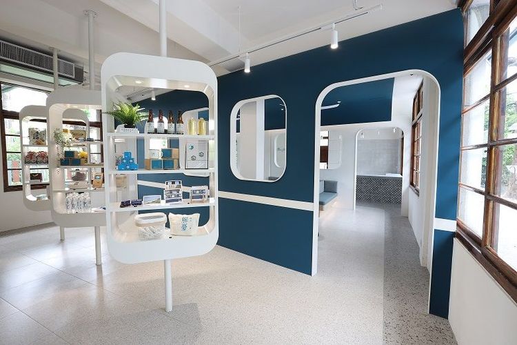 「藍皮意象館」具備旅遊資訊服務站、展演場所、伴手禮商店等用途。雄獅提供