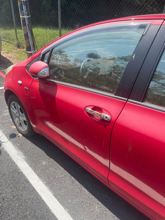 左營區多輛停放在戶外的汽車子手把被抹了屎。翻攝臉書爆料公社