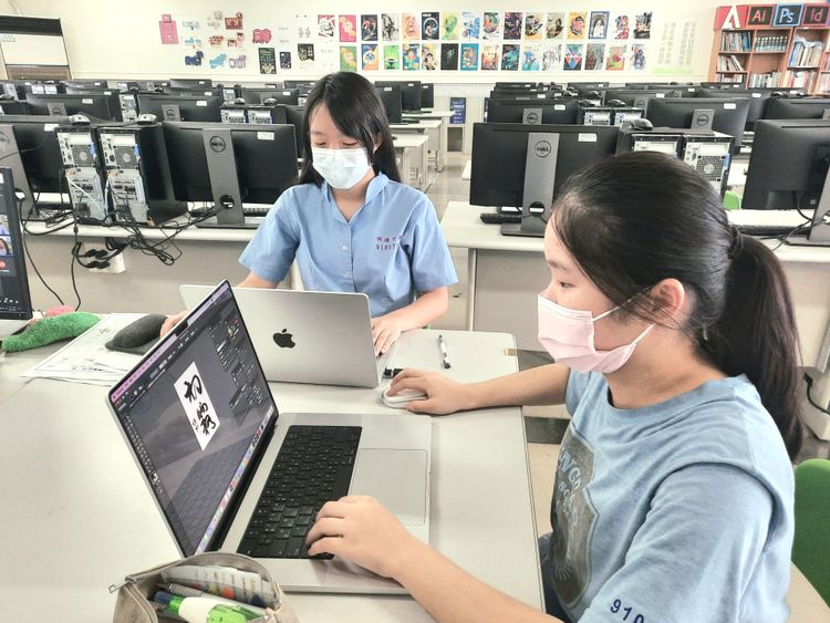 賴思予（右）、陳柏彣（左）專注於設計。明道中學提供