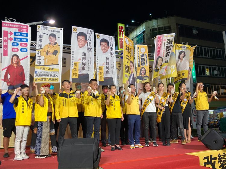 時代力量南部推出的候選人齊聚台上。陳宏銘攝