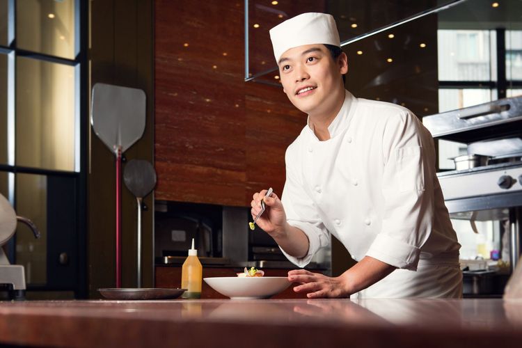 徵才對象也包括內場廚師、餐廳領檯、客務部櫃台接待、客服專員、服務中心行李員等。業者提供