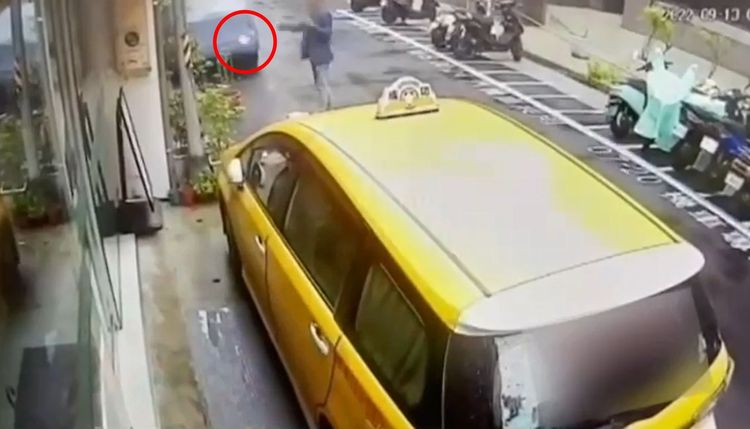 李男朝張文潔住處潑稀飯。翻攝畫面