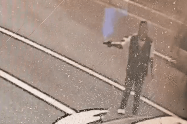 林姓男子持瓦斯槍對著派出所射擊，全被監視器錄下。警方提供