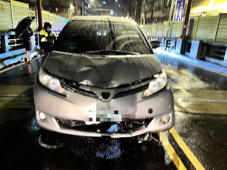 許男駕駛的轎車車頭凹損。永和警分局提供