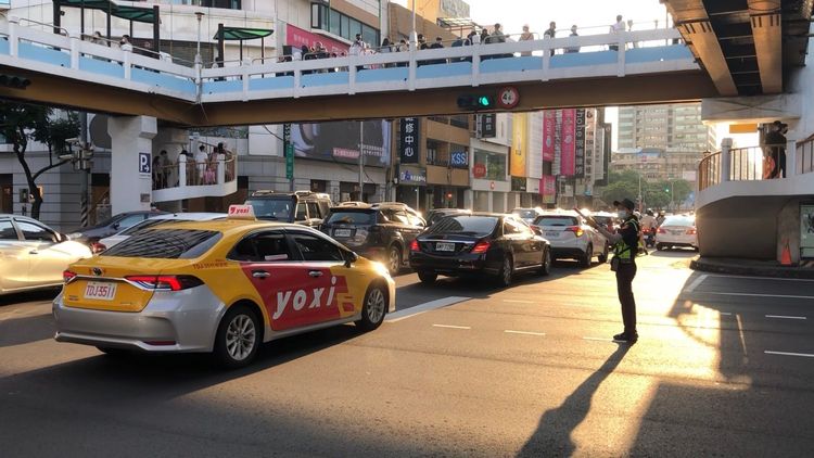 台中市警一分局在觀賞「懸日」熱點附近加強交通疏導及交安宣導。讀者提供