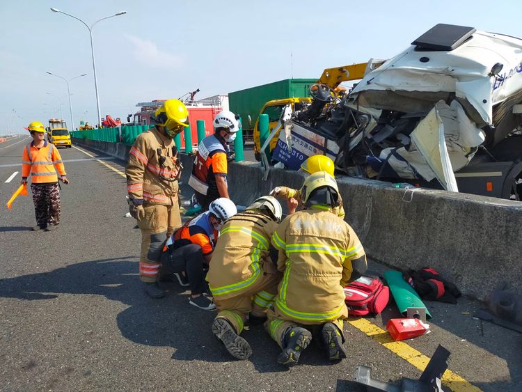 警消協助駕駛脫困。民眾提供