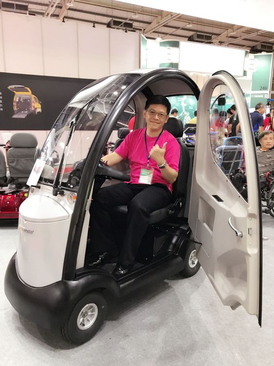 適合高齡駕駛者的代步車。八里療養院提供