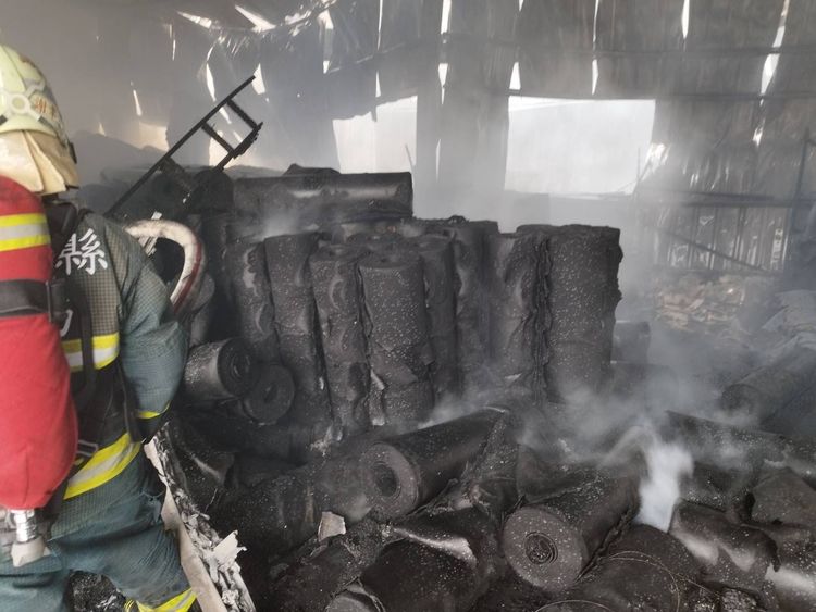 該物流工廠因是貨運公司，存放不少易燃紙箱和紡織類包裝物。翻攝畫面