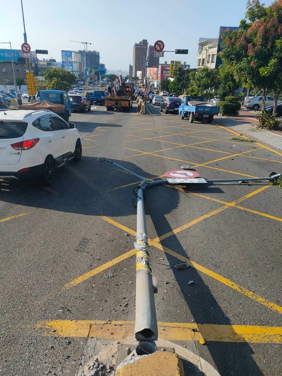 聯結車撞斷號誌桿。讀者提供