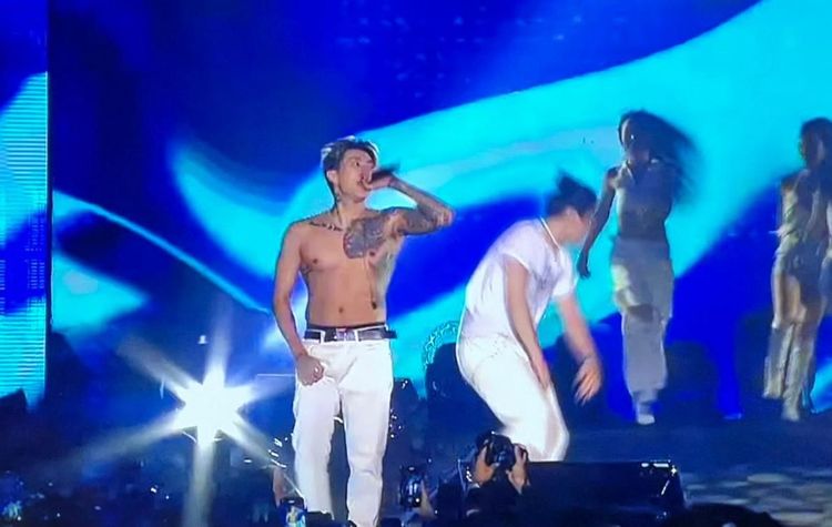 朴宰範演唱到《Mommae》時脫掉上衣。讀者提供