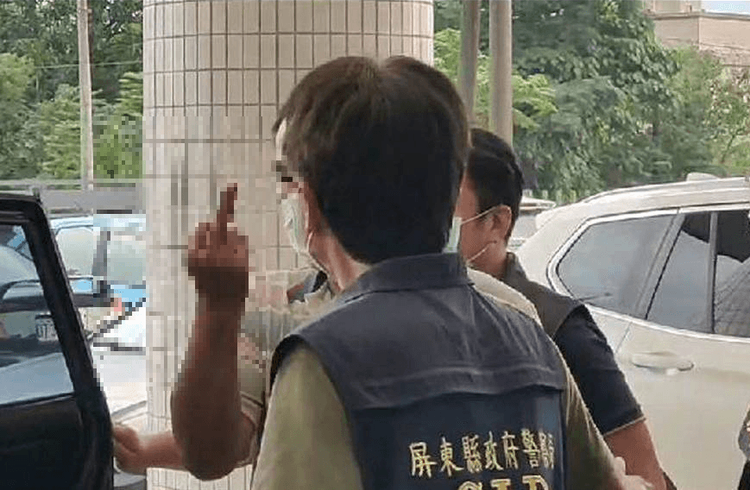 楊男被警移送時還比中指，氣焰囂張。翻攝畫面