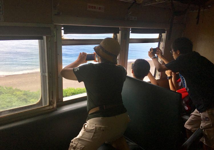 蕭菊貞導演歷經5年的拍攝，完成最新紀錄片《南方，寂寞鐵道》。牽猴子提供