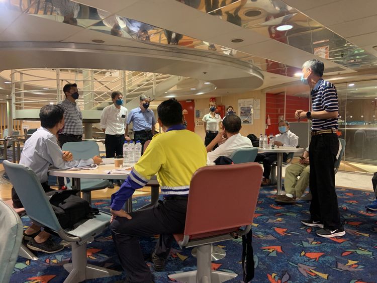 「麗娜輪」夜間試航後檢討會議。航港局提供