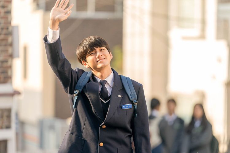 邕聖祐片中飾演廉晶雅高中時的學長，也是她的初戀。車庫娛樂提供