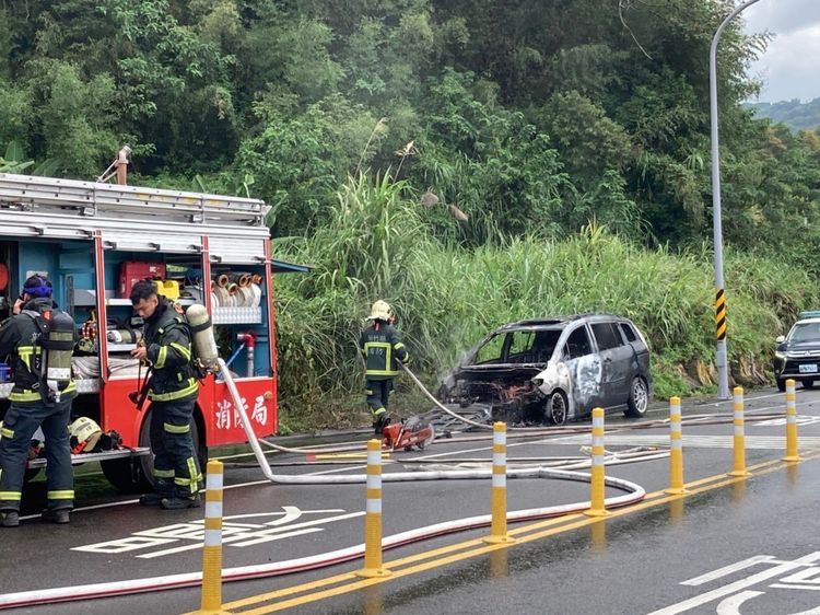 消防人員出動水線撲滅火勢，但整台車幾乎報銷。讀者提供