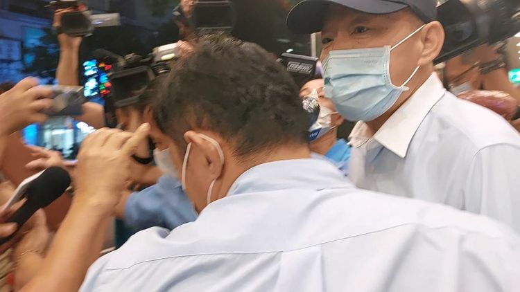 韓國瑜參加晚上的同鄉會餐會，離去前，僅拱手說謝謝，不願回答任何與政治、輔選問題。凃建豐攝