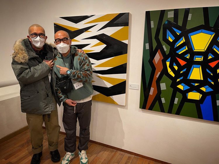 具俊曄（左）今年2月與金政基參加畫展，曾說總有一天要對年紀比他小的金政基講半語，如今已無法實現。翻攝具俊曄IG