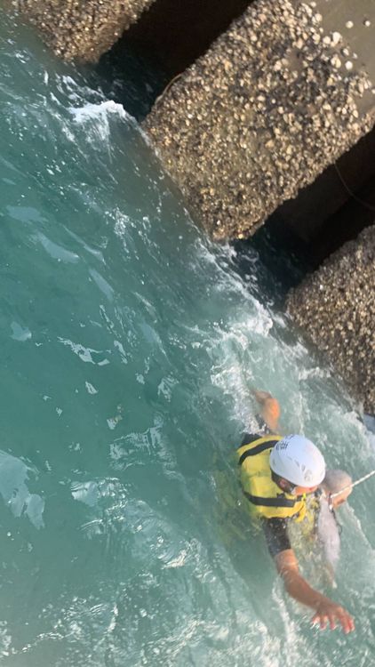 消防隊員抱住溺水的田姓男子。讀者提供