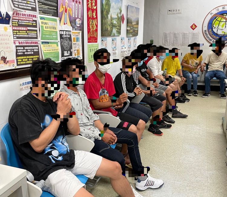非法移工被帶回調查。台南專勤隊提供