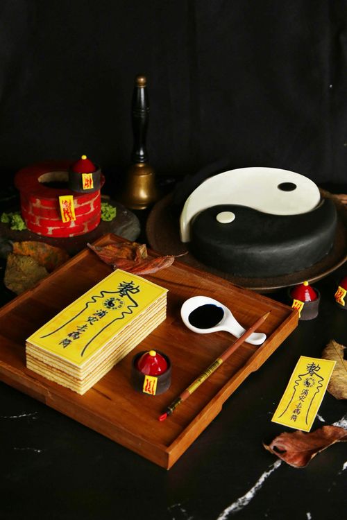 雲品大玩殭屍元素，推出一系列甜點，從左至右分別為古井蛋糕、太極蛋糕、符令蛋糕、殭屍帽點心。業者提供