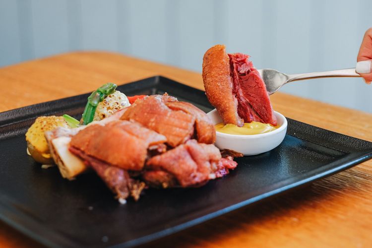 德國豬腳佐酸椰菜。業者提供