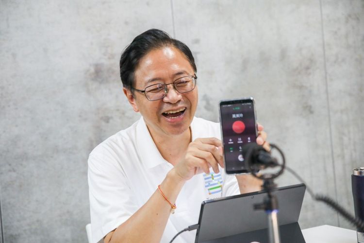 張善政看著上線人數不斷飆高，也開心分享自己一天的行程。張善政競總提供