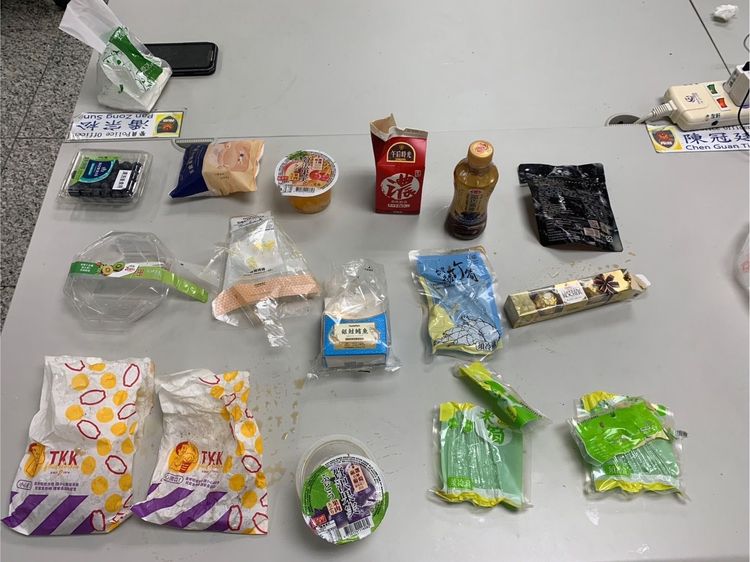 警方查獲超商所短少之商品，包含炸物、水果、果凍、巧克力、飲料、蔬菜、泡芙、三明治等商品贓證物。翻攝畫面