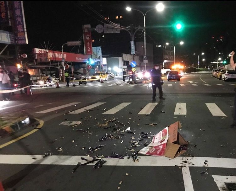 整箱茄子掉落路面。三重警分局提供