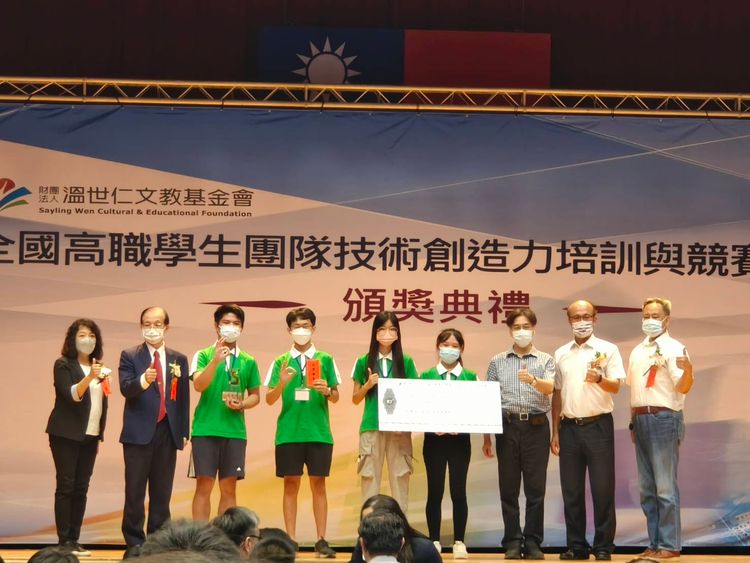 明道中學獲得銀牌同學上台領獎。明道中學提供