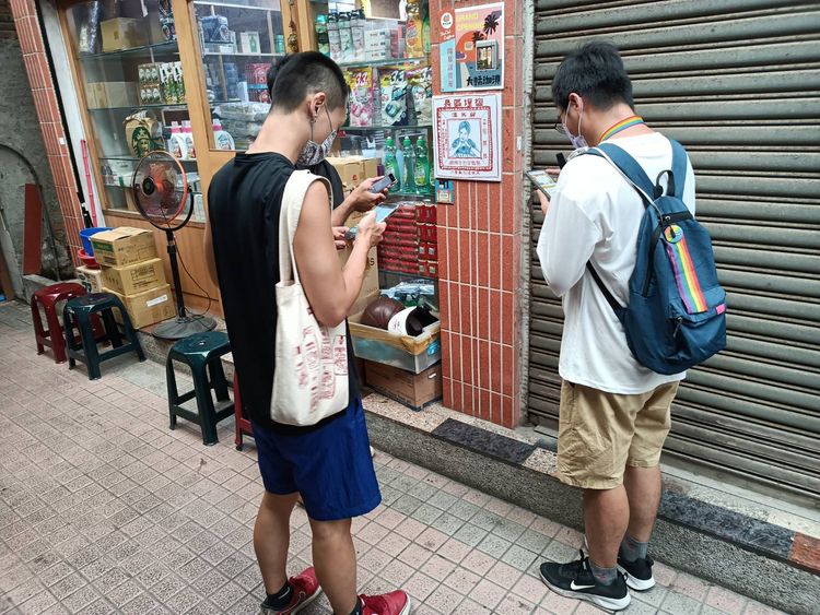 「埕市記憶儲存點」實境解謎及主題展覽活動，以遊戲闖關方式帶領民眾走入大溝頂鹽埕街區，活動將持續至10月10日國慶日。高市府提供