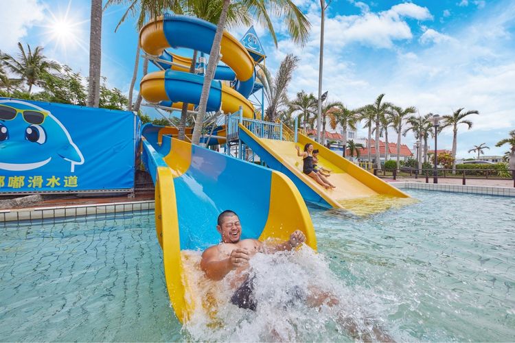 統一墾丁渡假村大型嘟嘟滑水道。業者提供