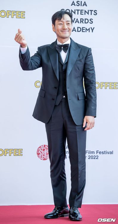 朴海秀以《魷魚遊戲》抱走男配角獎。翻攝OSEN