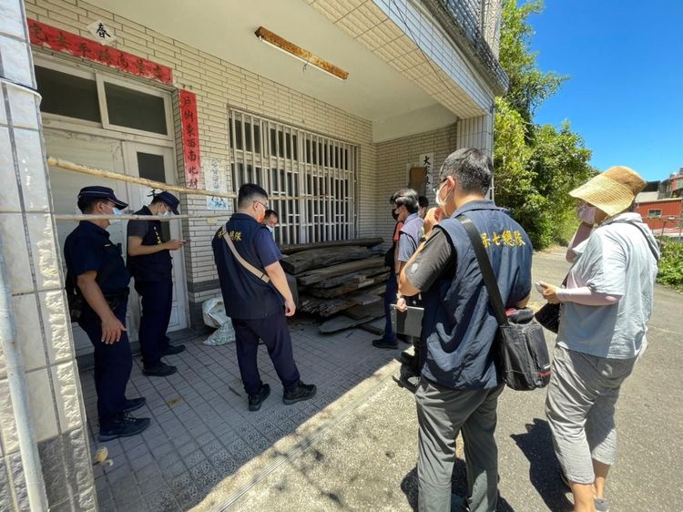 警方前往張嫌住處，在門口發現遭加工的檜木。讀者提供