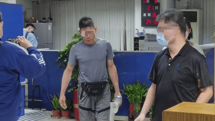 黃姓男子臉部及腳上都有明顯受傷痕跡。翻攝畫面