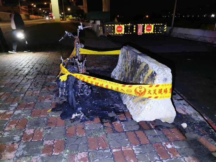 消防人員拉起封鎖線。陸運鋒攝