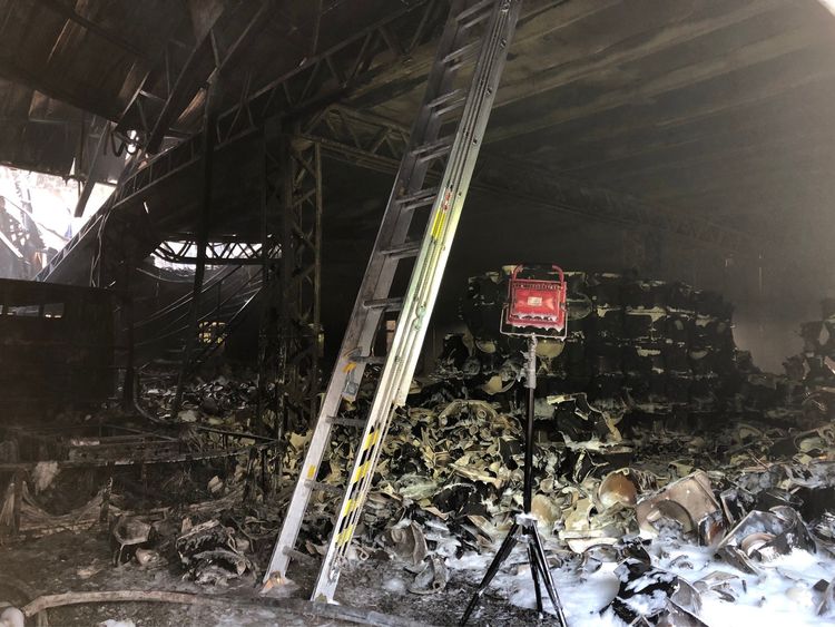 堆放的衛浴設備已成灰燼。台中市消防局提供