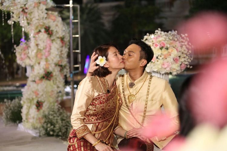 袁詠儀（左）和張智霖曾在寮國穿傳統服飾辦婚禮。翻攝一路上有你